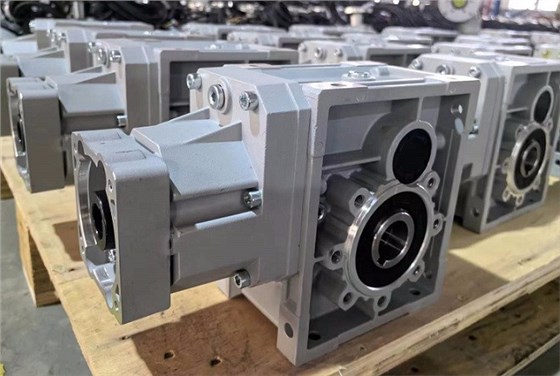 艾思捷準(zhǔn)雙曲面減速機KM502系列的應(yīng)用---卷揚機.jpg 艾思捷準(zhǔn)雙曲面減速機KM502系列的應(yīng)用---卷揚機.jpg