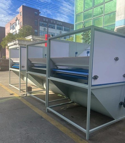 冬季送溫暖，艾思捷蝸輪減速機(jī)為羽絨服充絨機(jī)上提供動(dòng)力支持 (2).jpg