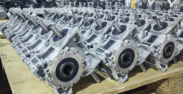 11月正忙，艾思捷雙軸輸入蝸輪減速機(jī)SJMRV050-30-AB發(fā)貨 (2).jpg